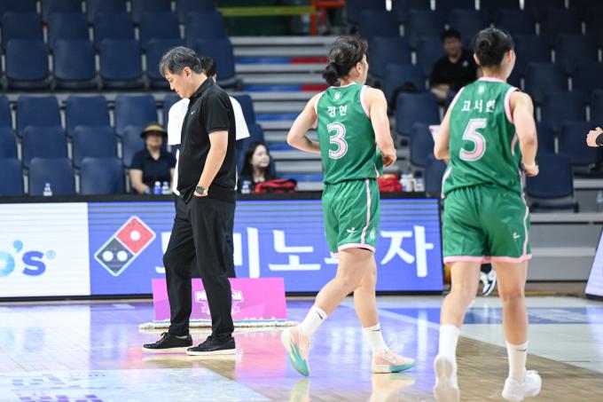이상범 감독(왼쪽)이 이끄는 부천 하나은행이 2일 열린 2025 BNK금융 박신자컵 조별리그 B조 2차전에서 덴소에 대패했다. (WKBL 제공)