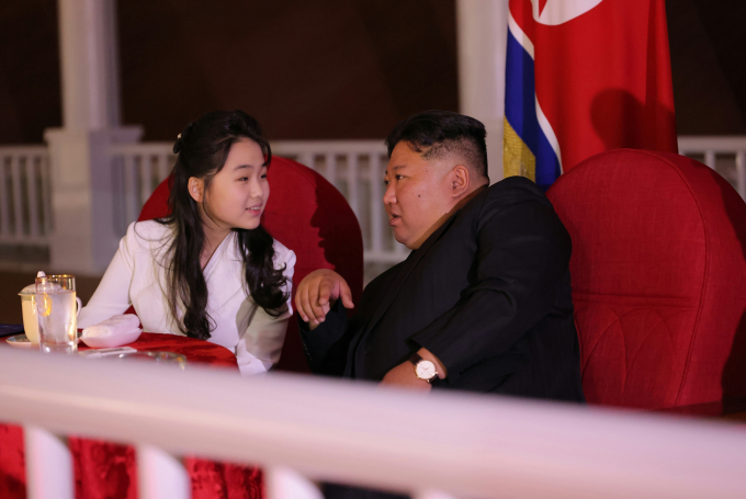 김정은 북한 국무위원장이 딸인 주애와 함께 중국 전승절 80주년 열병식을 찾은 것으로 확인됐다. 사진은 북한 노동당 기관지 노동신문이 지난 6월12일 진행된 해군 구축함 진수기념식에 참석한 김 위원장과 딸 주애. /사진=뉴스1(평양노동신문)