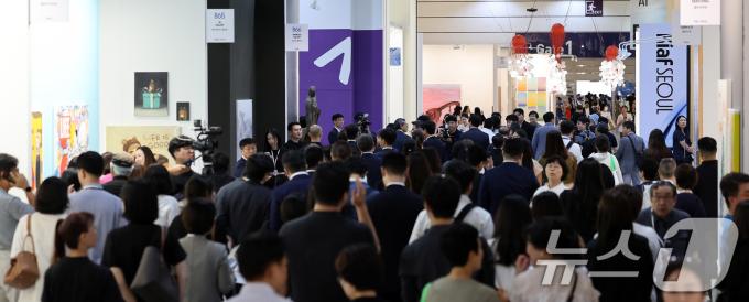 2024년 9월 4일 서울 강남구 코엑스에서 열린 국내 최대 미술시장인 '키아프 서울 2024' VIP 프리뷰를 찾은 관람객들이 전시를 살펴보고 있다. 2024.9.4/뉴스1 ⓒ News1 박지혜 기자