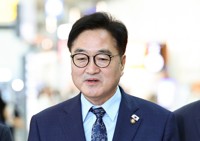 우원식 국회의장이 지난 2일 중국 출국 전 인천공항에서 김정은 북한 국무위원장을 만난다면 한반도 평화 문제를 논의하겠다고 밝혔다. 사진은 우 의장이 지난 2일 인천국제공항 제1터미널에서 중국 '전승절'(항일전쟁 및 반파시스트 전쟁 승전) 80주년 행사 참석차 출국 전 발언하는 모습. /사진=뉴시스