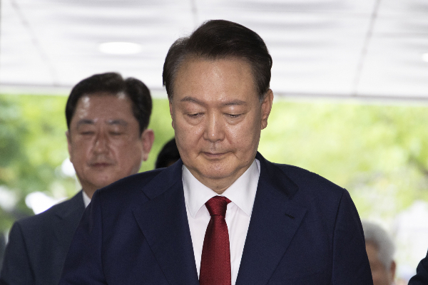  윤석열 전 대통령이 계엄에 참여한 군인들에 대한 수사와 재판 중단을 요구했다. 사진은 윤석열 전 대통령이 서울 서초구 서울중앙지방법원에서 열린 구속 전 피의자심문(영장실질심사)을 받기 위해 출석하는 모습. /사진=뉴시스