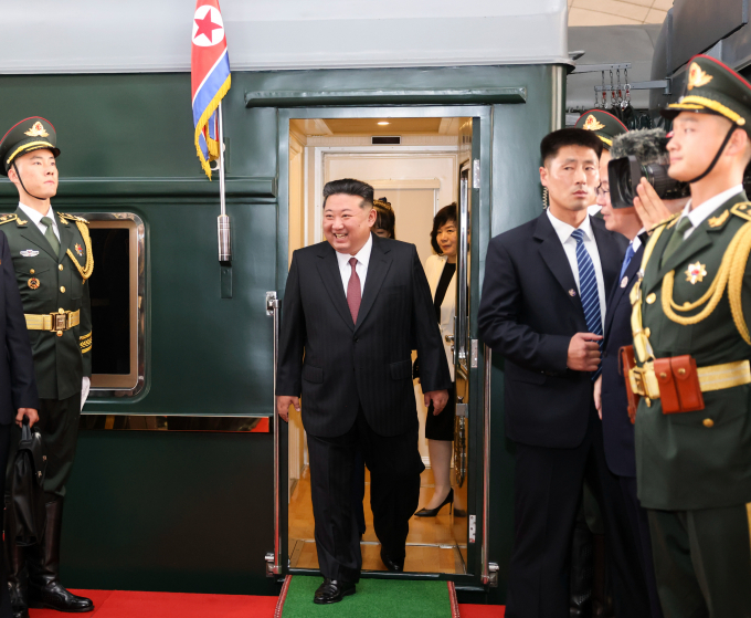 김정은 북한 국무위원장이 중국 전승절 80주년 국빈 초청에 전용 열차를 타고 이동했다. 사진은 김 위원장이 지난 2일(현지시각) 중국 베이징역에 도착해 전용 열차에서 내리는 모습. /사진=뉴시스