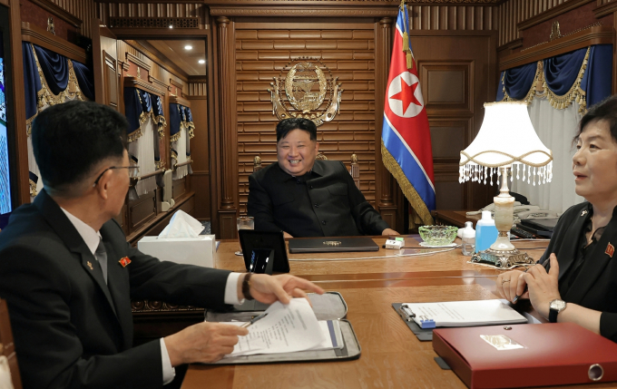 북한 언론이 공개한 김정은 북한 국무위원장 전용 열차 내부를 보면 내부 회의실, 통신 설비 등이 설치됐다. 사진은 북한 노동당 기관지 노동신문이 지난 2일 김 위워장은 이날 전용 열차를 타고 국경을 통과했다고 보도한 모습. /사진=뉴스1(평양 노동신문)