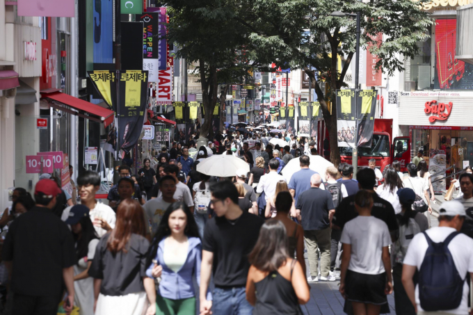 우리나라의 지난 2분기 국내총생산(GDP) 성장률이 0.7%를 기록했다. 사진은 서울 명동거리에서 시민들이 쇼핑을 하고 거리를 지나고 있는 모습./사진=뉴시스