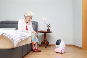 삼성물산이 시니어들을 대상으로 홈 AI 컴패니언 로봇 서비스를 진행한다.  /사진=삼성물산 건설부문