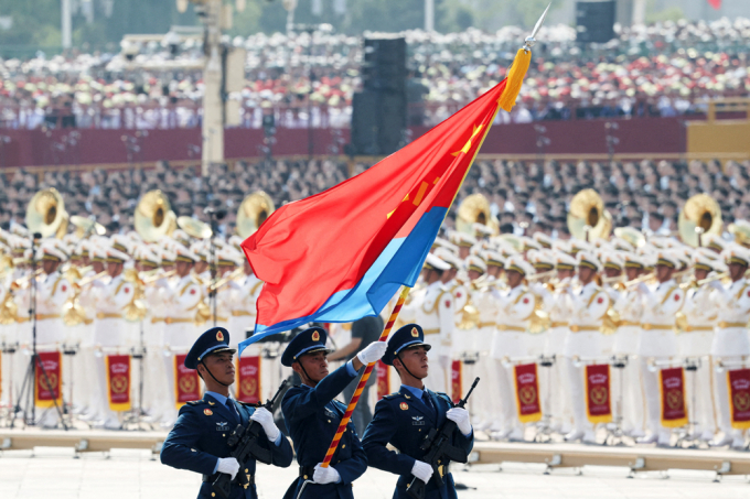 전승절 80주년 기념식 행사가 3일 시진핑 중국 국가주석, 블라디미르 푸틴 러시아 대통령, 김정은 북한 노동당 총비서(국무위원장)을 포함한 세계 25개국 고위급 인사와 수 만여명의 국민과 방문객들이 참석한 가운데 중국 베이징 중심부 톈안먼(천안문) 광장에서 장대하게 열렸다. 사진은 3일 중국 베이징 톈안먼 광장에서 열린 전승절(중국 인민 항일전쟁 및 세계 반파시스트 전쟁 승리) 80주년 기념식에서 중국 인민해방군 공군 대원들이 행진하고 있는 모습. /사진=로이터
