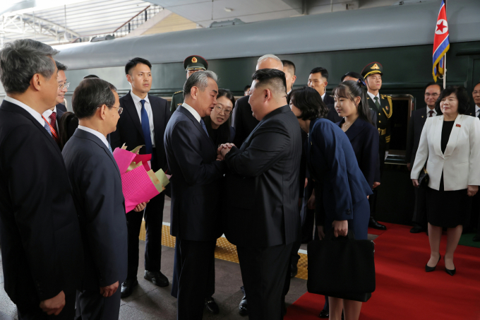 김정은 북한 국무위원장이 딸 주애와 함께 방중하자 백두혈통 후계자설에 더욱 힘이 실리고 있다. 사진은 지난 2일 김정은 북한 국무위원장이 딸 주애 등이 중국 전승절 80주년 기념 행사 참석차 중국 베이징역에 도착한 모습. /사진=뉴스1(노동신문)
