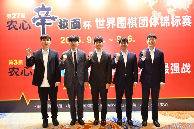 농심신라면배에 한국 대표로 출전한 박정환, 신진서, 이지현, 안성준, 강동윤(왼쪽부터) (한국기원 제공)