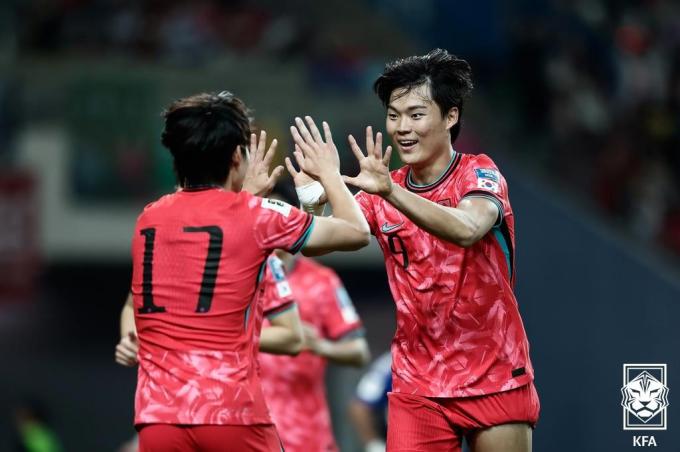 저돌적인 돌파와 과감한 슈팅으로 기회를 잡고 있는 오현규 (대한축구협회 제공)