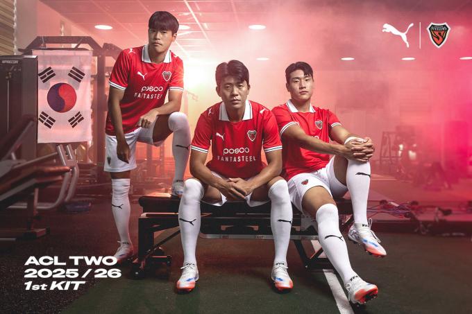 포항스틸러스가 ACL2 무대에서 착용할 새 유니폼을 공개했다. (포항 제공)