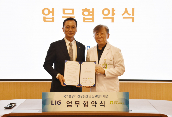 LIG넥스원이 중앙보훈병원과 국가유공자 건강증진을 위한 업무협약을 체결했다. 신익현 LIG넥스원 대표이사(왼쪽)와 신호철 중앙보훈병원장(오른쪽)이 기념사진을 촬영하는 모습. /사진=LIG넥스원