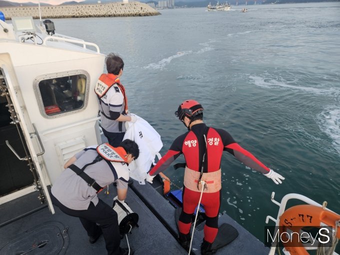 완도해경 관계자들이 완도군 남방파제 인근 해상에서 발견된 변사자를 수습하기 위해 준비하고 있다/사진=완도해경 제공.