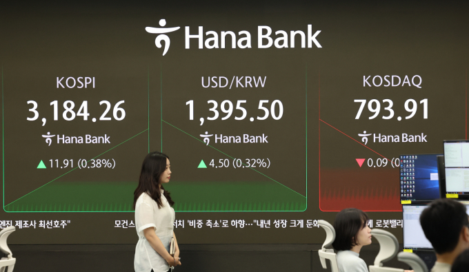 사진은 3일 서울 중구 하나은행 딜링룸. /사진=뉴스1