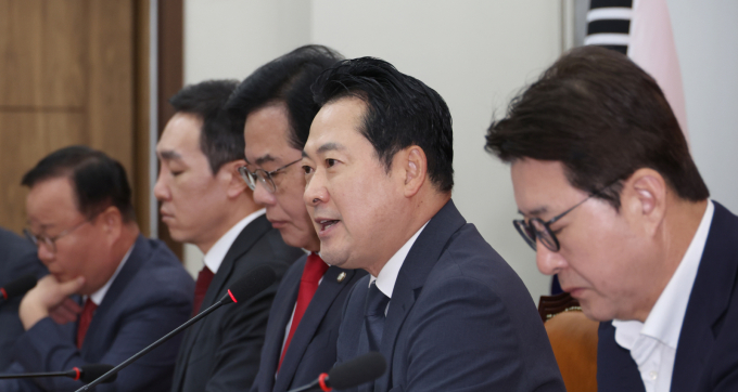 장동혁 국민의힘 대표가 3일 원외당원협의회 운영위원장 협의회 확대운영위원회를 마친 뒤 기자들과 만나 "윤석열 전 대통령 접견이 적절한 시기에 적절한 방식으로 이뤄질 수 있도록 고민하겠다"고 말했다. 사진은 이날 서울 여의도 국회에서 긴급 최고위원회의에서 발언한 장 대표. /사진=뉴시스