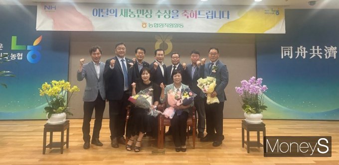 농협중앙회 9월 '이달의 새농민상' 부부 수상자들이 기념사진을 찍고있다/사진=농협전남본부 제공.