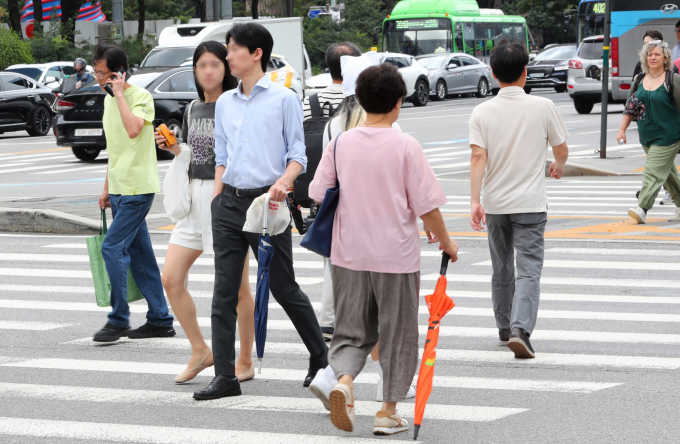 오는 4일 전국에 무더운 날씨가 이어지고 중부지방 중심으로 비가 내릴 것으로 예측된다. 사진은 지난달 26일 서울 종로구 광화문사거리를 지나는 시민들의 모습. /사진=뉴시스