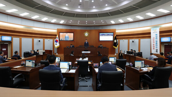 3일 본회의장에서 열린 오산시의회 제296회 임시회 개회식 모습. /사진제공=오산시의회 