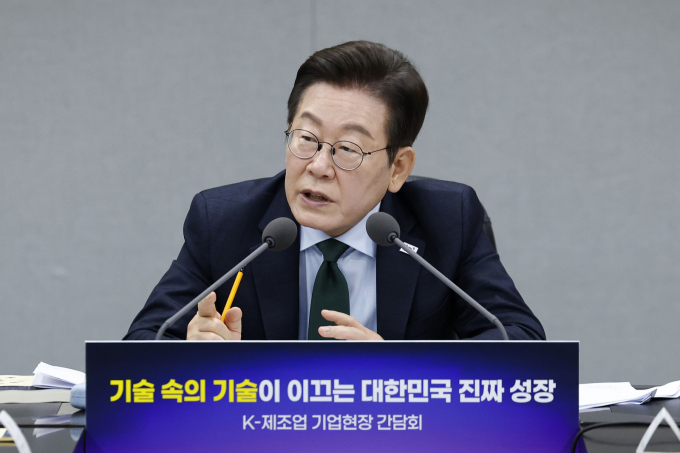 이재명 대통령이 3일 경기 안산시 새솔다이아몬드공업에서 열린 K-제조업 기업현장 간담회에서 "국민 일자리 측면에서 제조업이 정말 중요하다. 역량있는 강소 기업들이 성장 발전해야한다"라고 말했다. /사진=뉴시스