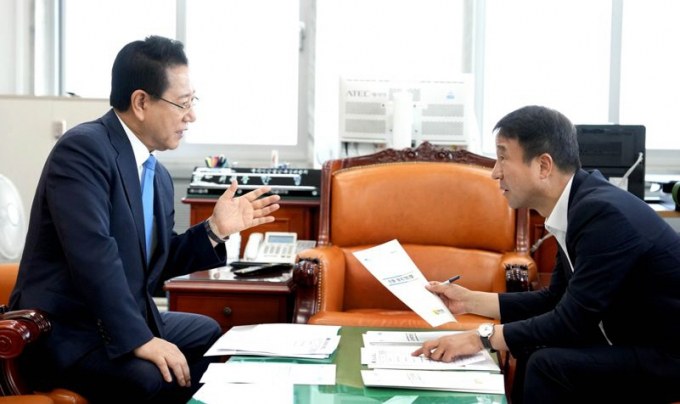 김영록 전남도지사(왼쪽)가 3일 국회에서 한병도 예산결산특별위원장을 만나 2026년 핵심 사업의 예산 반영을 요청하고 있다./사진=전남도