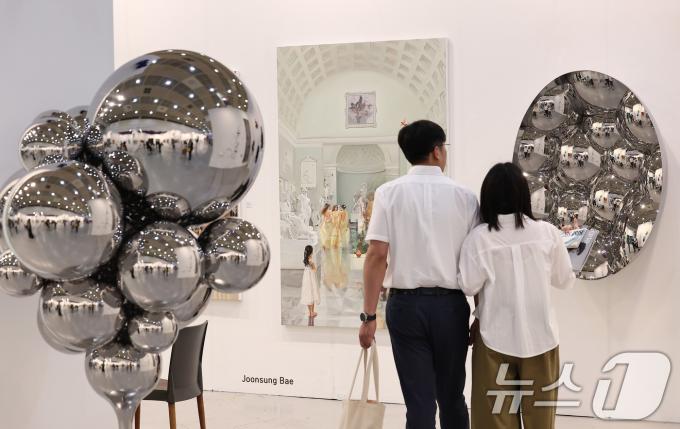 3일 서울 강남구 코엑스에서 열린 국내 최대 규모의 아트페어 '키아프 서울 2025' VIP 프리뷰 데이를 찾은 관람객들이 전시장을 둘러보고 있다.  2025.9.3/뉴스1 ⓒ News1 김성진 기자