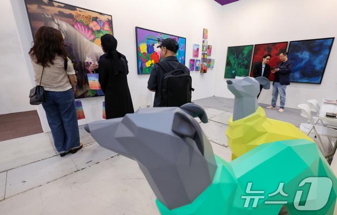 3일 서울 강남구 코엑스에서 열린 국내 최대 규모의 아트페어 '키아프 서울 2025' VIP 프리뷰 데이를 찾은 관람객들이 전시장을 둘러보고 있다. 2025.9.3/뉴스1 ⓒ News1 김성진 기자