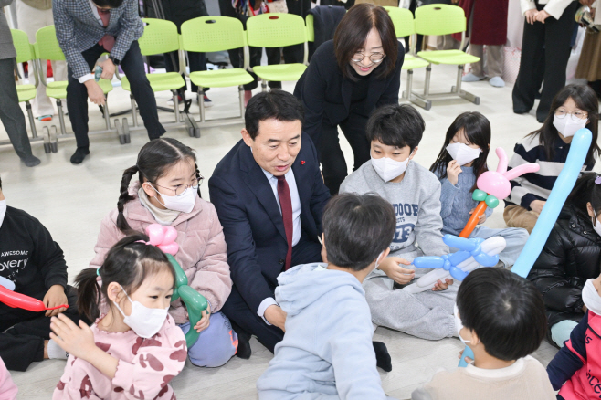백영현 포천시장(가운데)이 '포천애봄 프로젝트' 프로그램에 참여해 아이들과 함께 놀이를 하고 있다. /사진제공=포천시 