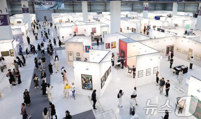 3일 서울 강남구 코엑스에서 열린 국내 최대 규모의 아트페어 '키아프 서울 2025' VIP 프리뷰 데이를 찾은 관람객들이 전시장을 둘러보고 있다. 키아프 서울은 올해 '공진'(Resonance)이라는 주제로, 지속 가능한 미술 생태계 구축을 위해 정부와 프리즈 서울, 다양한 문화예술 기관들과의 협업을 강화했다. 2025.9.3/뉴스1 ⓒ News1 김성진 기자