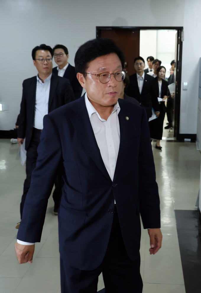 법제사법위원회 국민의힘 박형수 간사 등 의원들이 1일 서울 여의도 국회 추미애 법사위원장실에서 추미애 법사위원장의 법사위 운영 관련 항의방문을 하고 있다./사진제공=뉴시스