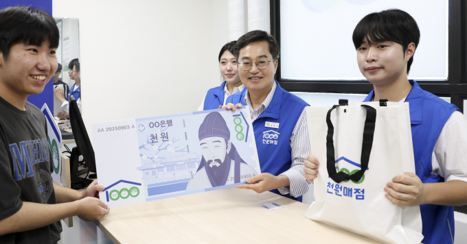 김동연 경기도지사(오른쪽에서 두 번째)가 3일 문을 연 성남시 가천대학교 천원매점에서 일일점원으로 학생들에게 물품을 판매하고 있다. / /사진제공=경기도