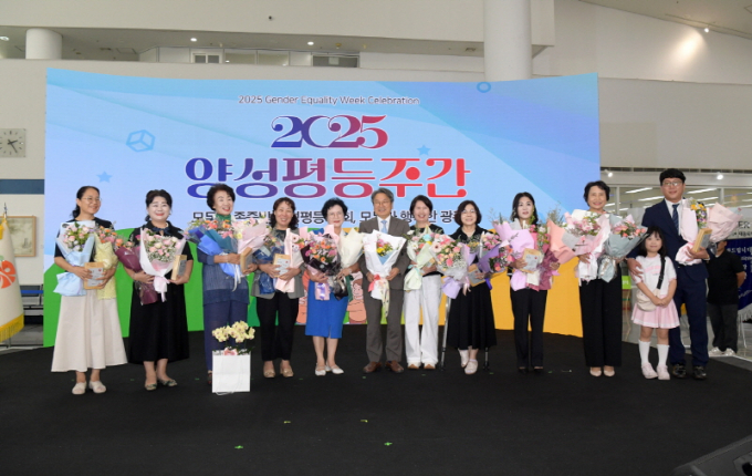 강기정 광주시장이 3일 오후 시청 시민홀에서 열린 2025 양성평등주간 기념행사에 참석해 유공자 시상을 한 후 수상자들과 함께 기념촬영을 하고 있다./사진=광주시