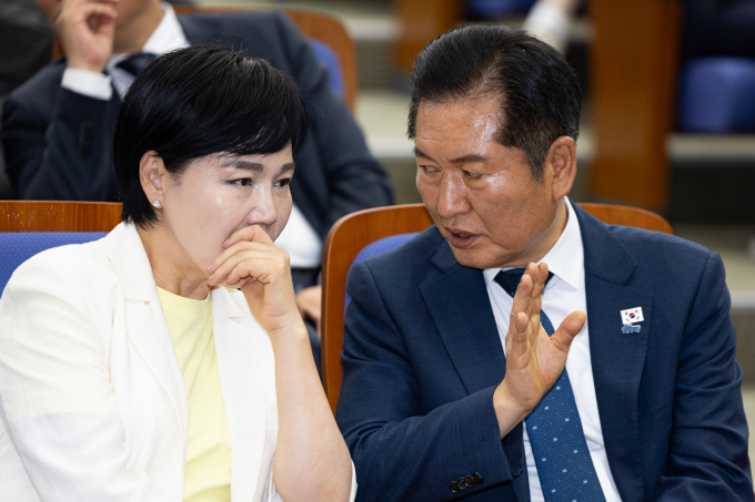 정청래 더불어민주당 대표가 3일 자신의 페이스북에 "검찰개혁에 대한 관심이 크다"며 "검찰청을 폐지하고 공소청은 법무부에 두는 것으로 입장은 정리됐지만 중수청의 소관 부처는 오는 7일 고위당정에서 최종 결론을 내고 발표할 예정"이라고 전했다. 사진은 이날 정 대표와 전현희 최고위원이 서울 여의도 국회에서 열린 정책 의원총회에서 대화하고 있는 모습. /사진=뉴스1