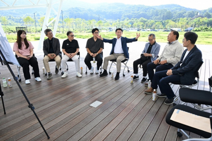 김동근 의정부시장(오른쪽서 4번째)이 3일 복합문화융합단지 현장을 방문해 주민들과 간담회를 갖고 있다. /사진제공=의정부시