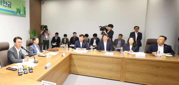 김민석 국무총리가 3일 전북 군산시 새만금개발청을 방문해 "글로벌 수준 규제 완화가 이뤄지는 것이 중요하다"며 "대규모 재생에너지 발전단지를 조성하고 공항·신항 등 주요 기반 시설도 적기에 완공할 예정"이라고 밝혔다. /사진=뉴시스(전북사진기자단 공동취재)