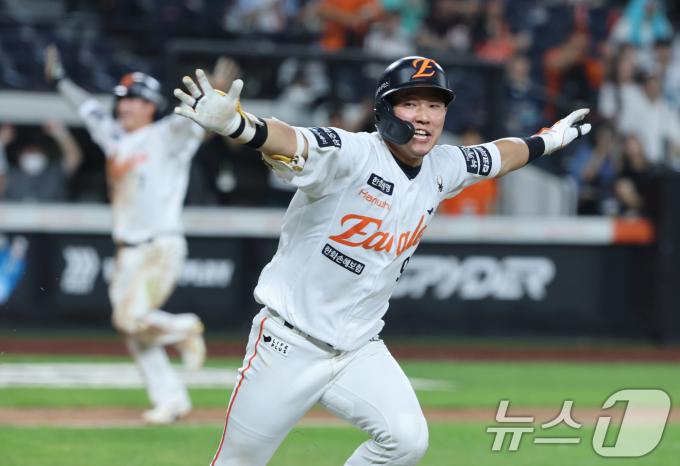 3일 대전 한화생명 볼파크에서 열린 프로야구 '2025 신한 SOL뱅크 KBO 리그' NC 다이노스와 한화 이글스 경기에서 연장 10회말 1사 1, 3루 한화 황영목이 끝내기 안타를 치고 환호하고 있다. 2025.9.3/뉴스1 ⓒ News1 김기태 기자