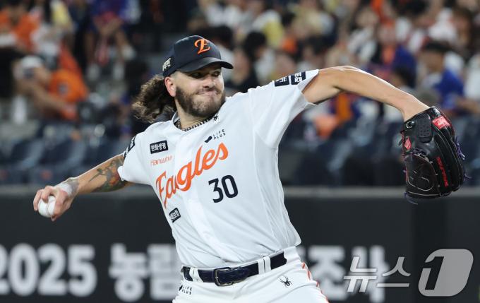 3일 대전 한화생명 볼파크에서 열린 프로야구 '2025 신한 SOL뱅크 KBO 리그' NC 다이노스와 한화 이글스 경기에서 한화 선발 폰세가 역투하고 있다. 2025.9.3/뉴스1 ⓒ News1 김기태 기자