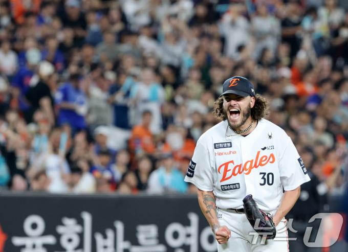 3일 대전 한화생명 볼파크에서 열린 프로야구 '2025 신한 SOL뱅크 KBO 리그' NC 다이노스와 한화 이글스 경기에서 한화 선발 폰세가 통산 삼진 226개를 기록하며 환호하고 있다. 2025.9.3/뉴스1 ⓒ Ne