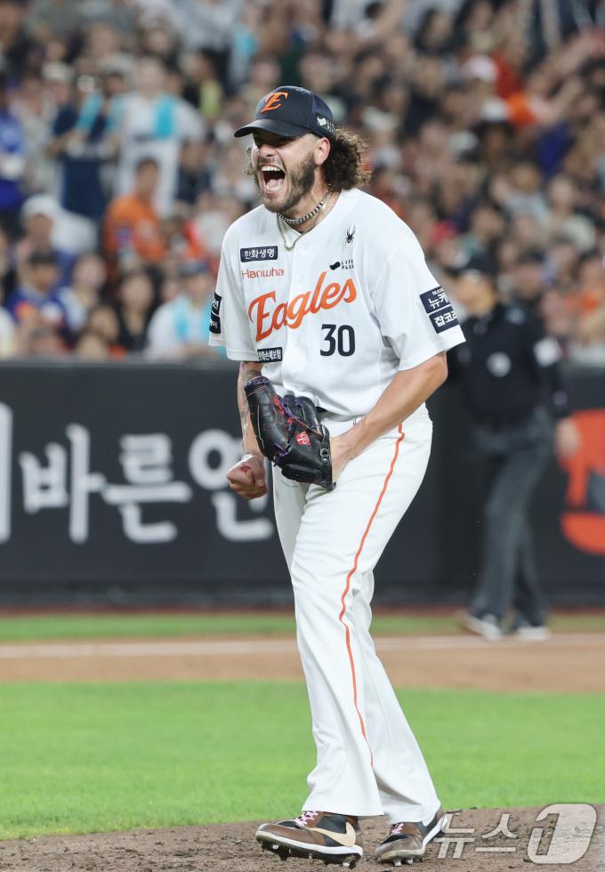 [뉴스1 PICK]한화 폰세, KBO 단일 시즌 최다 탈삼진 신기록 달성