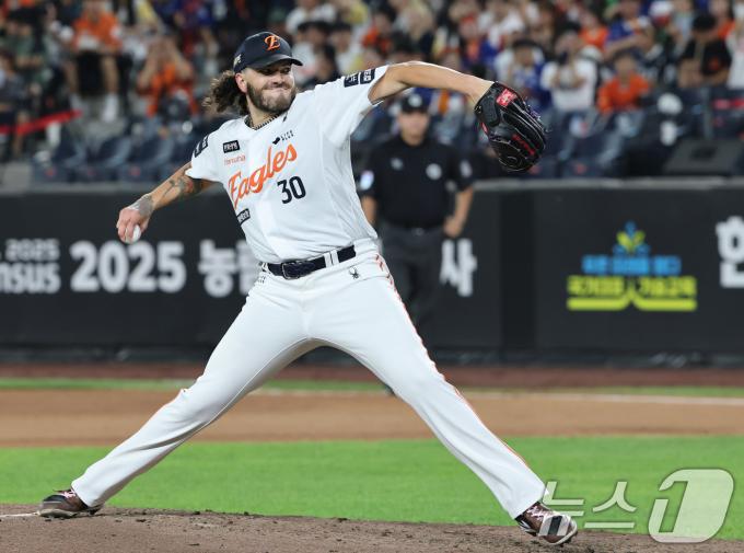 [뉴스1 PICK]한화 폰세, KBO 단일 시즌 최다 탈삼진 신기록 달성