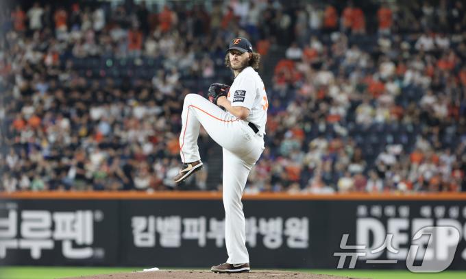 [뉴스1 PICK]한화 폰세, KBO 단일 시즌 최다 탈삼진 신기록 달성