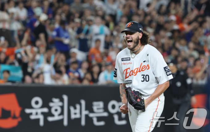 3일 대전 한화생명 볼파크에서 열린 프로야구 '2025 신한 SOL뱅크 KBO 리그' NC 다이노스와 한화 이글스 경기에서 한화 선발 폰세가 통산 삼진 226개를 기록하며 환호하고 있다. 2025.9.3/뉴스1 ⓒ News1 김기태 기자