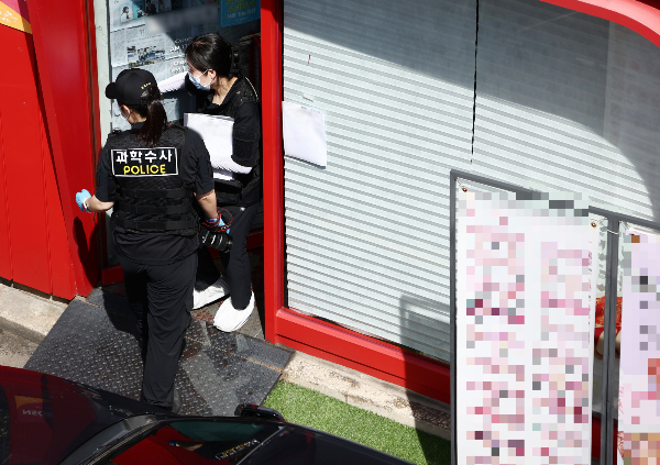 서울 관악구에서 흉기 난동이 발생한 피자가게 프랜차이즈 가맹본사가 사건 직후 홈페이지를 폐쇄했다. 사진은 지난 3일 흉기난동 사건이 발생한 서울 관악구 조원동(옛 신림8동)의 한 주택가에서 경찰이 현장을 조사하는 모습. /사진=뉴스1