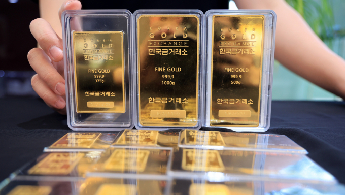 금 선물이 연일 사상 최고치를 경신하고 있는 가운데, 금값이 온스당 4250달러까지 치솟을 것이라는 전망이 나왔다. 사진은 지난 3일 서울 종로구 한국금거래소에서 관계자가 골드바를 내보인 모습. /사진=뉴스1