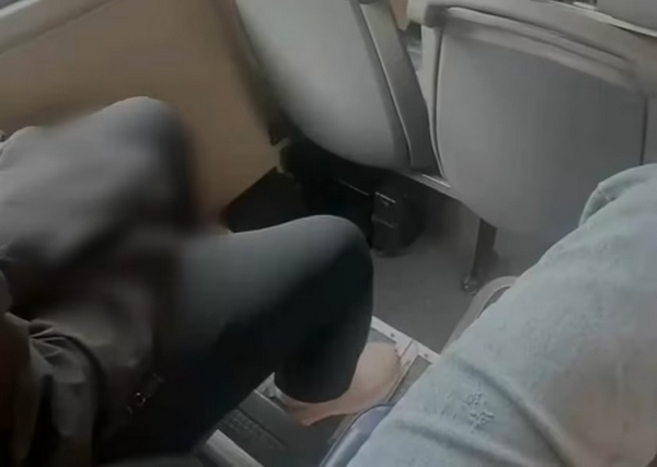 버스에서 한 남성이 여성 승객을 보며 음란행위로 추정되는 행동을 하는 모습이 포착돼 공분이 일었다. 사진은 버스 안에서 한 남성이 음란행위로 추정되는 행동을 하는 모습. /사진=온라인커뮤니티 캡처