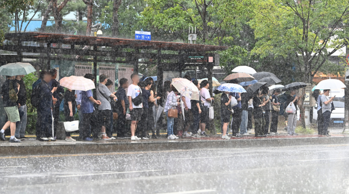 서울과 경기 일부 지역에서 시간당 30~50㎜ 장대비가 내리면서 호우주의보가 발령됐다. 사진은 지난 1일 경기 수원시 망포역 인근 버스정류장에서 우산을 쓴 채 버스를 기다린 시민. /사진=뉴시스