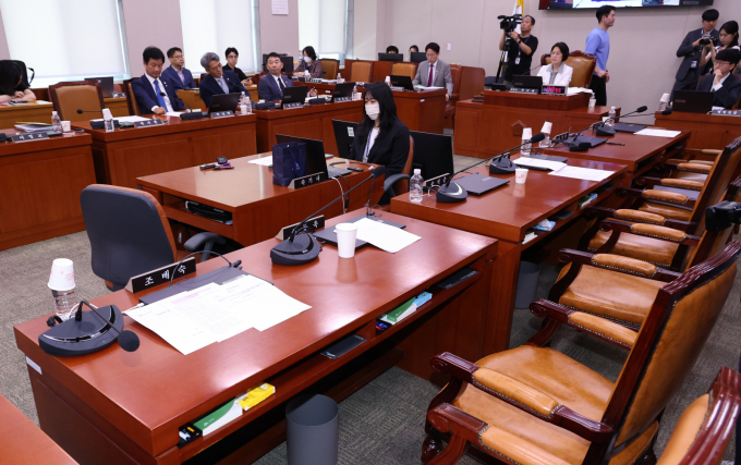 더불어민주당이 4일 국회 법제사법위원회 전체 회의에 3대특검 수사 인력을 늘리고 재판을 중개하는 내용을 담은 특검법 개정안과 내란특별재판부 설치 법안 등을 상정한다. 사진은 지난 2일 서울 여의도 국회에서 열린 국회 법제사법위원회 전체회의에서 국민의힘 의석이 비어 있는 모습. /사진=뉴시스