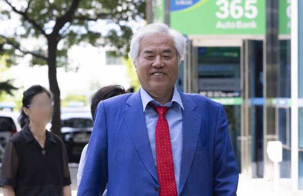 선거권이 박탈된 상태에서 교회 예배 시간에 특정 후보 지지를 유도한 전광훈 사랑제일교회 목사에 대한 대법 결론이 나온다. 사진은 전광훈 사랑제일교회 목사가 비례대표 후보 추천 관련 금품 수수 공직선거법위반 등 혐의 3차 공판기일에 출석하는 모습. /사진=뉴시스