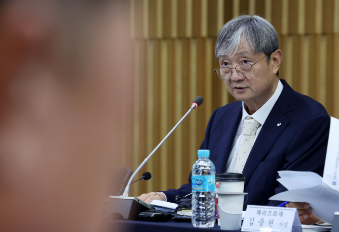 이찬진 금융감독원장은 4일 "저축은행이 시장의 신뢰를 회복하고 건실한 성장을 지속하기 위해 금융소비자보호에 만전을 기해 달라"고 당부했다. 사진은 지난 1일 이찬진 금융감독원장이 서울 종로구 생명보험교육문화센터에서 열린 보험회사 CEO 간담회에서 발언하는 모습./사진=뉴시스