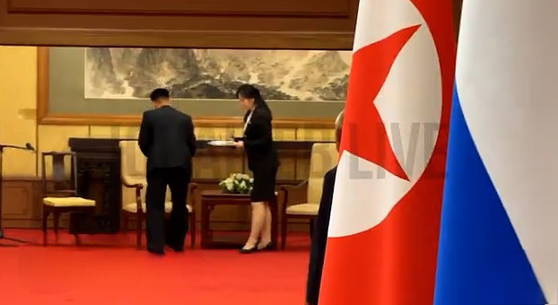 김정은 북한 국무위원장 경호원들이  블라디미르 푸틴 러시아 대통령과의 회담 직후 회담장을 닦아내며 정리하는 모습이 포착됐다. 사진은 북러 정상회담 후 김 위원장 경호원들이 자리 정리하는 모습. /사진=SNS 갈무리