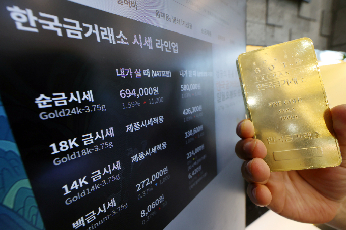 글로벌 경기 불확실성을 비롯해 미국 금리 인하 가능성이 높아지면서 금 수요가 늘고 있다. 이에 시중은행에서 판매하는 금 관련 상품으로도 관심이 쏠리고 있다. 사진은 지난 3일 서울 종로구 한국금거래소 모니터에 금 시세가 나오는 모습. /사진=뉴시스