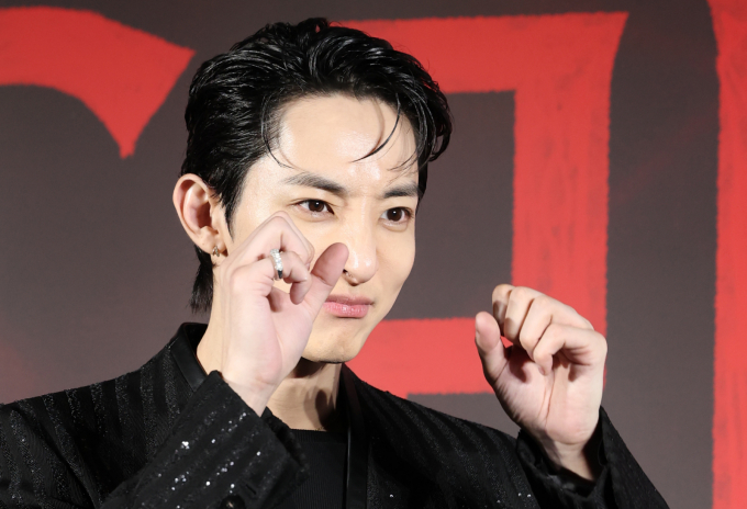 모델 겸 배우 이수혁이 중국 항저우 팬미팅에서 장시간 무리한 일정을 소화했다는 소식이 전해지며 팬들의 우려가 커지는 가운데, 정작 소속사 측은 주최 측에 '감사의 인사'를 전해 논란이 확산되는 모양새다. 사진은 지난 7월 서울 용산 CGV에서 열린?웨이브 오리지널 드라마 'S라인'의 제작발표회에 참석한 배우 이수혁. /사진=뉴스1
